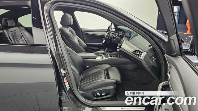 BMW 5-Series 2017 — photo 11