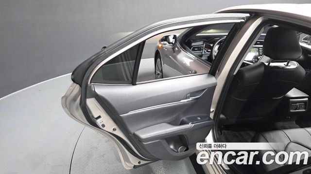 Toyota Camry 2019 — photo 15