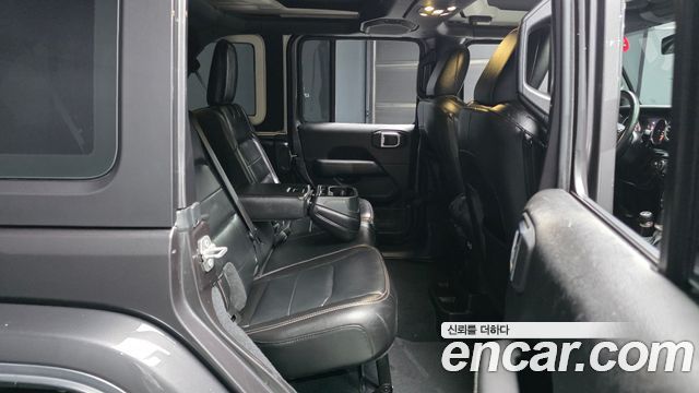 Jeep Wrangler 2020 — photo 18