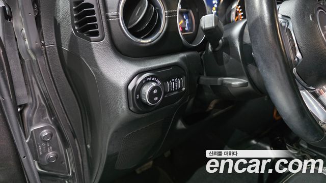 Jeep Wrangler 2020 — photo 24