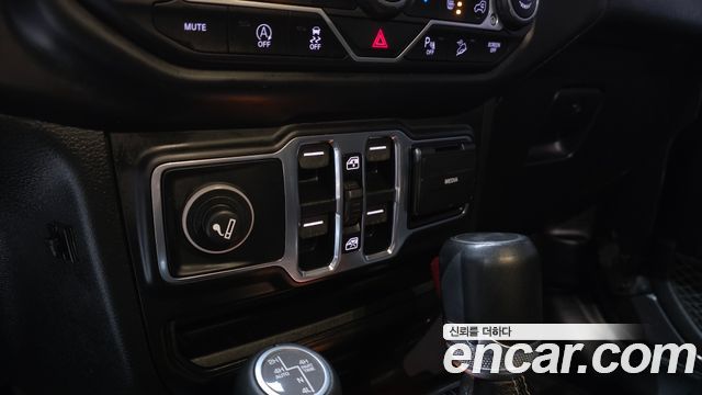 Jeep Wrangler 2020 — photo 25