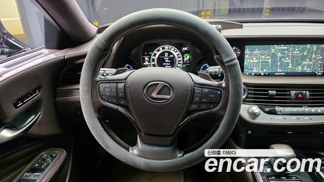 Lexus LS 2018 — photo 19