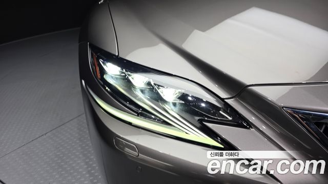 Lexus LS 2018 — photo 8