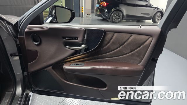 Lexus LS 2018 — photo 15