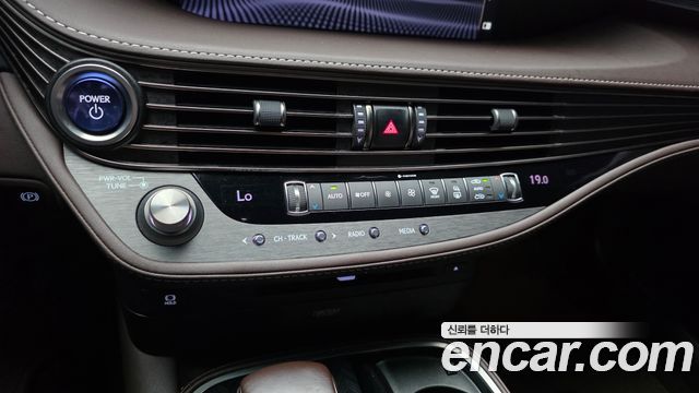 Lexus LS 2018 — photo 28