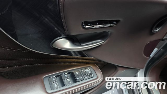 Lexus LS 2018 — photo 32