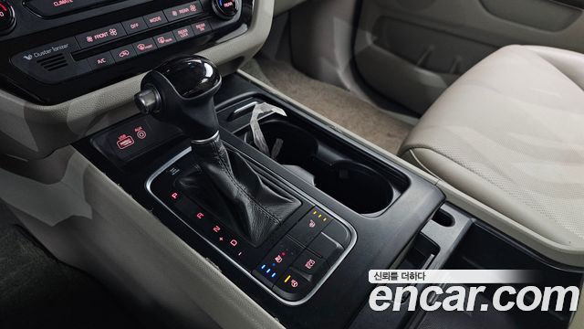 Kia Canival 2015 — photo 9