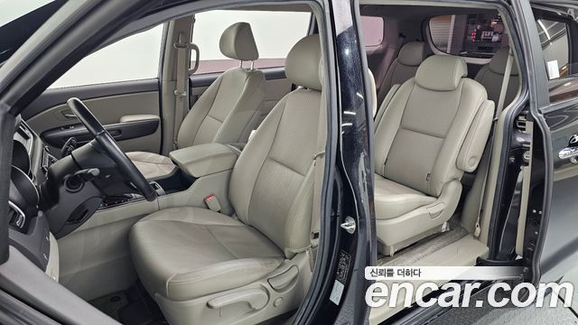 Kia Canival 2015 — photo 10