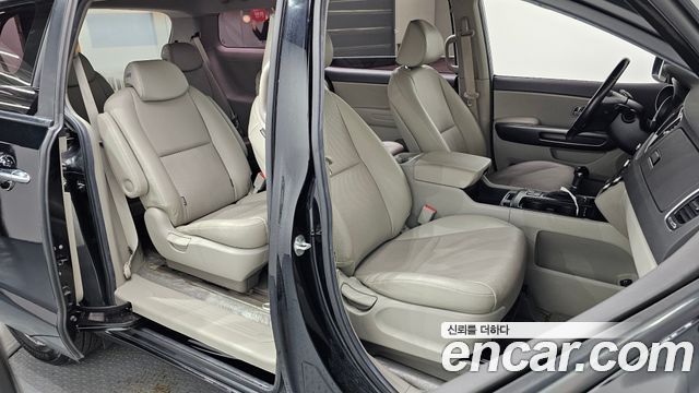 Kia Canival 2015 — photo 11