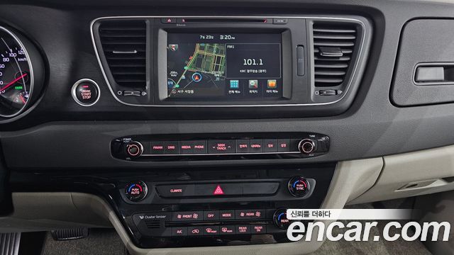 Kia Canival 2015 — photo 12