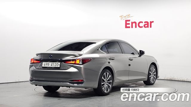 Lexus ES 2019 — photo 2