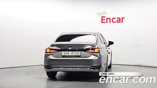 Lexus ES 2019 — photo 4