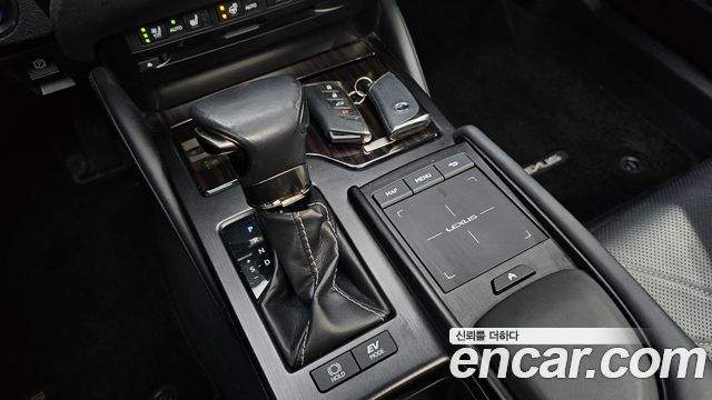 Lexus ES 2019 — photo 12