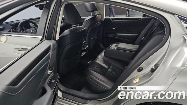 Lexus ES 2019 — photo 18