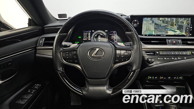 Lexus ES 2019 — photo 19