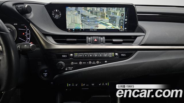 Lexus ES 2019 — photo 20