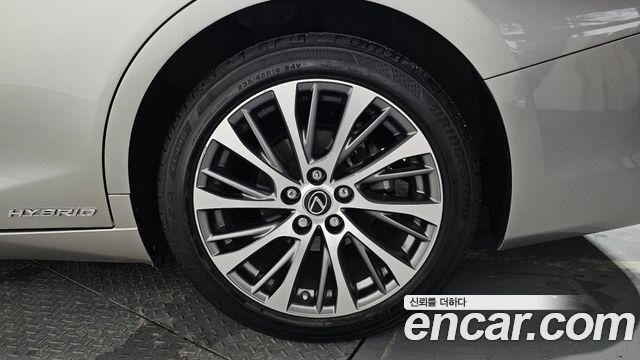 Lexus ES 2019 — photo 7