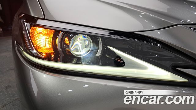 Lexus ES 2019 — photo 8