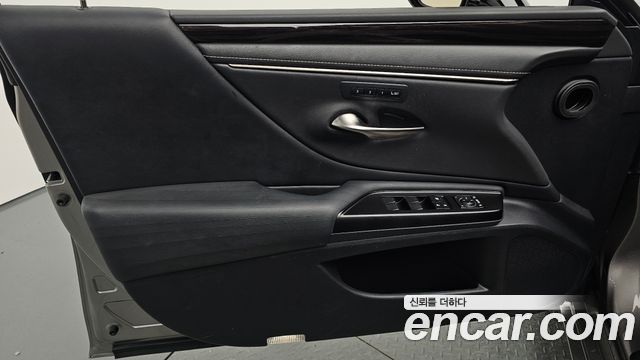 Lexus ES 2019 — photo 14