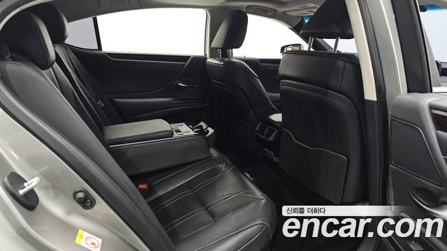 Lexus ES 2019 — photo 16