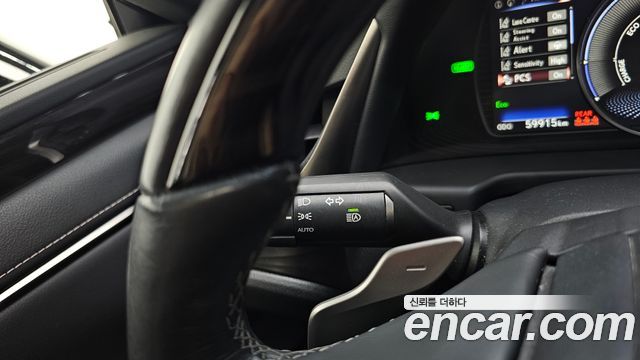 Lexus ES 2019 — photo 29