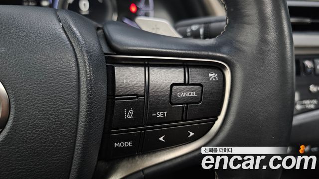 Lexus ES 2019 — photo 31