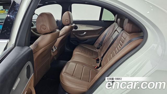 Mercedes-Benz E-Class 2019 — photo 18