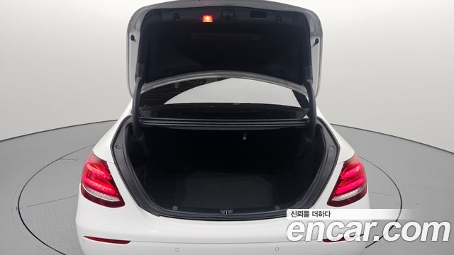 Mercedes-Benz E-Class 2019 — photo 26