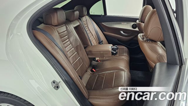 Mercedes-Benz E-Class 2019 — photo 16