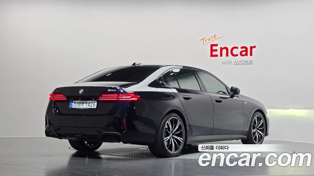BMW 5-Series 2025 — photo 2