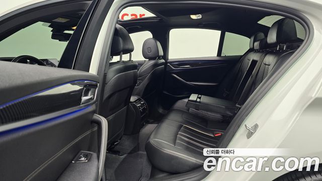 BMW 5-Series 2018 — photo 18