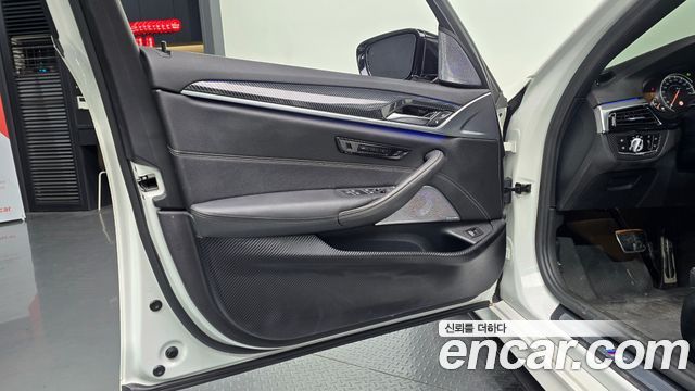 BMW 5-Series 2018 — photo 14