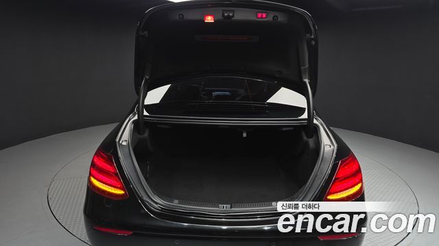Mercedes-Benz E-Class 2018 — photo 26
