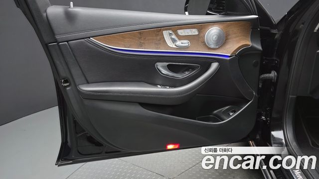 Mercedes-Benz E-Class 2018 — photo 14