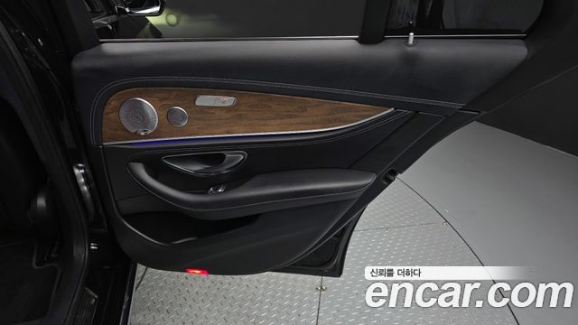 Mercedes-Benz E-Class 2018 — photo 15