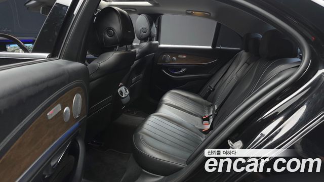 Mercedes-Benz E-Class 2018 — photo 16