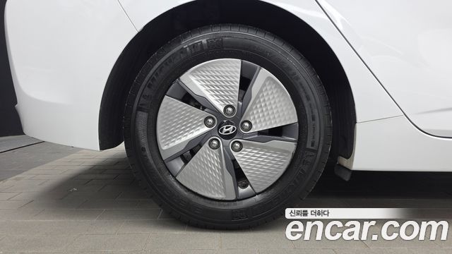 Hyundai Ioniq 2020 — photo 5