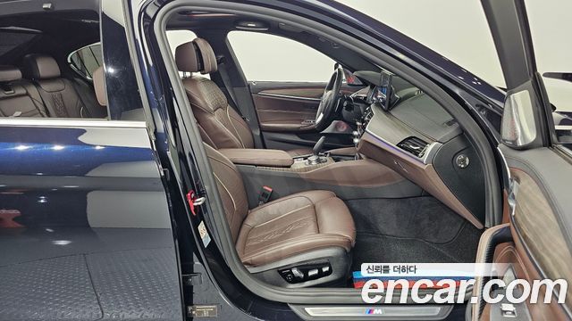 BMW 5-Series 2018 — photo 17