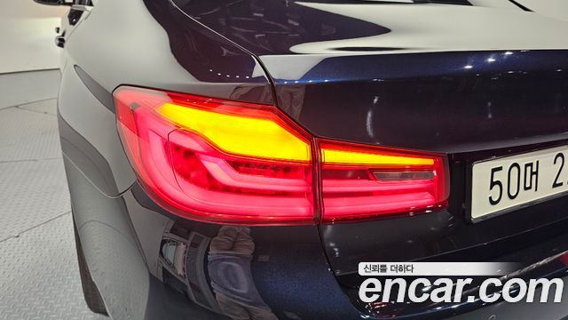 BMW 5-Series 2018 — photo 9