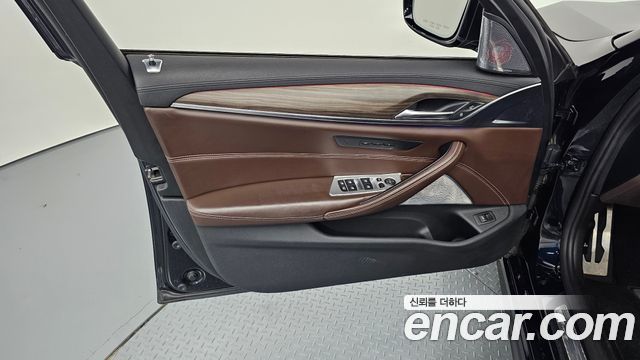 BMW 5-Series 2018 — photo 14