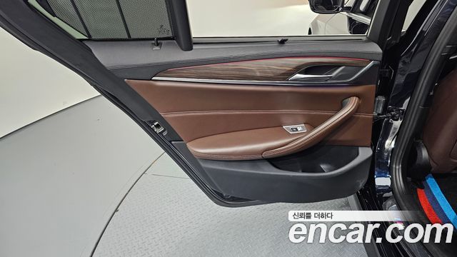 BMW 5-Series 2018 — photo 15