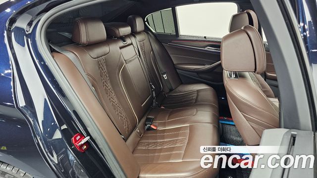 BMW 5-Series 2018 — photo 16