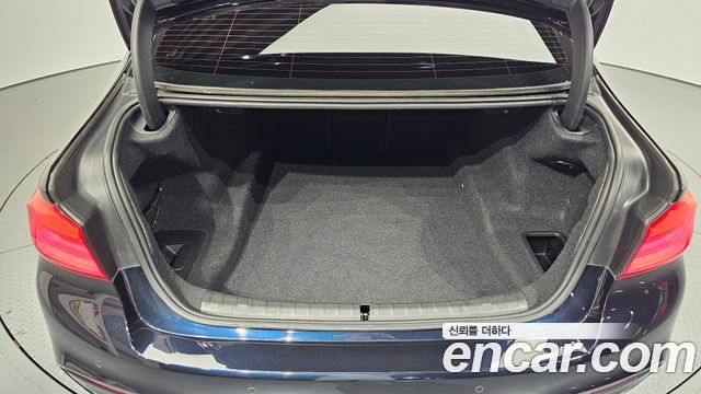 BMW 5-Series 2018 — photo 33