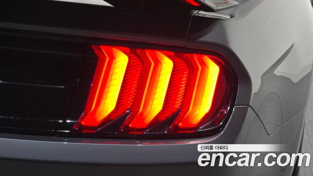 Ford Mustang 2021 — photo 9