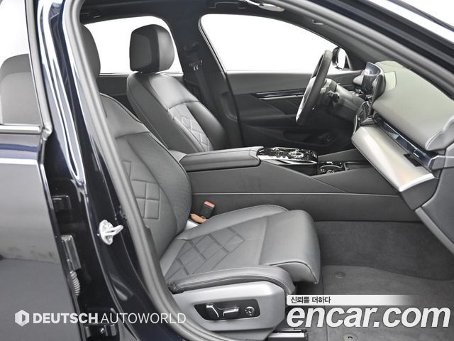 BMW 5-Series 2025 — photo 10