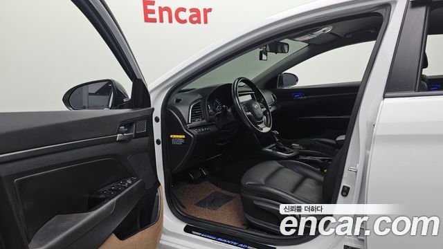 Hyundai AVANTE 2018 — photo 13