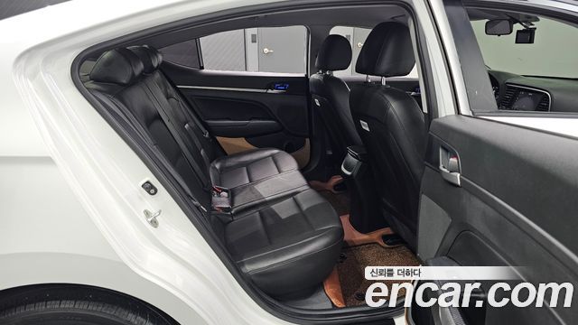 Hyundai AVANTE 2018 — photo 17