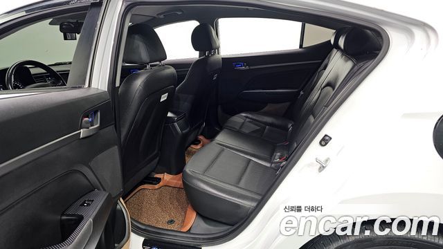 Hyundai AVANTE 2018 — photo 18