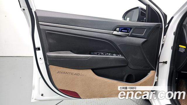 Hyundai AVANTE 2018 — photo 14