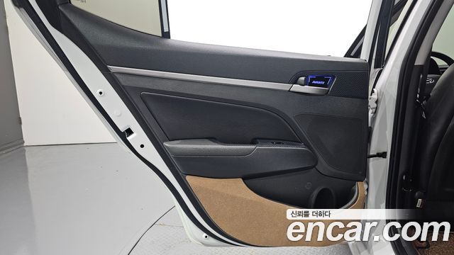 Hyundai AVANTE 2018 — photo 15